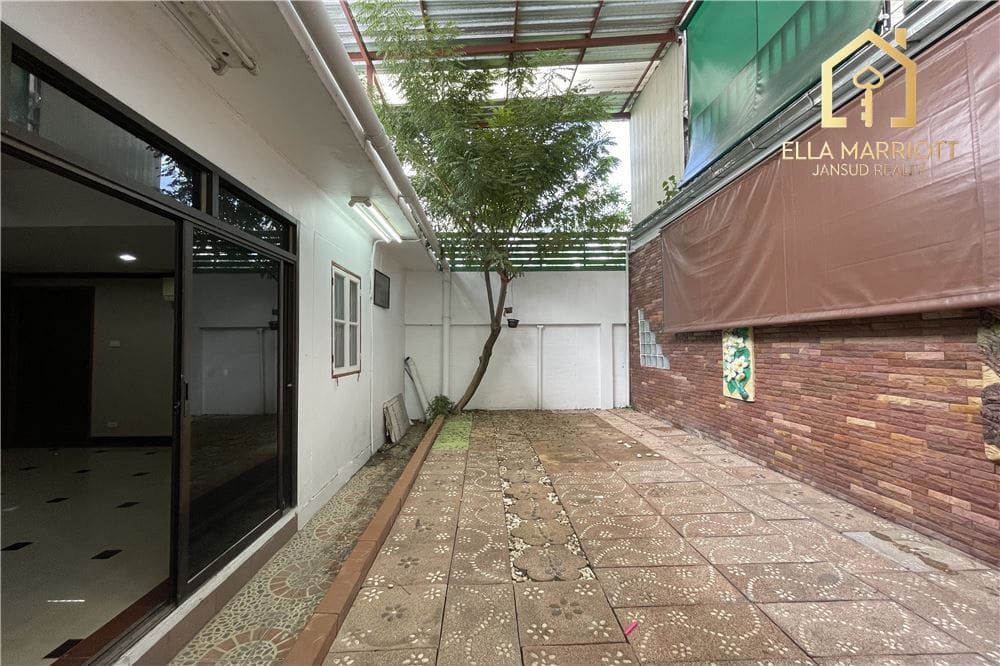 Spacious 4BR Family Home in Sukhumvit 71 Compound - For Rent 4