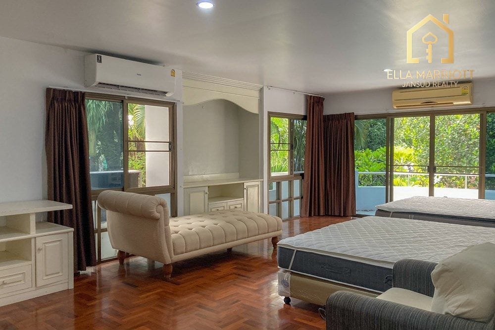 4-Bedroom House for Rent near Soonvijai BTS Thonglor 12
