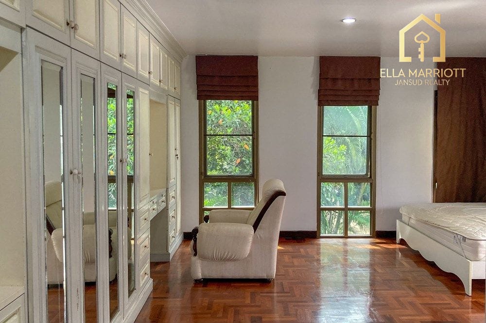 4-Bedroom House for Rent near Soonvijai BTS Thonglor 15