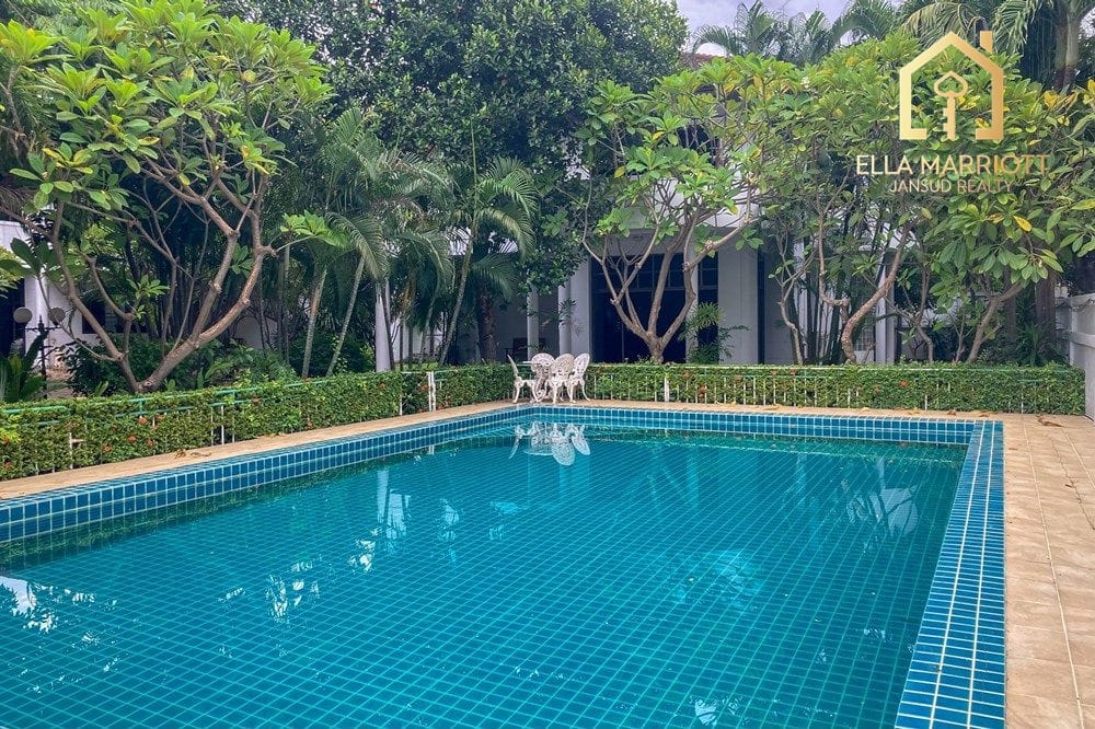4-Bedroom House for Rent near Soonvijai BTS Thonglor 27