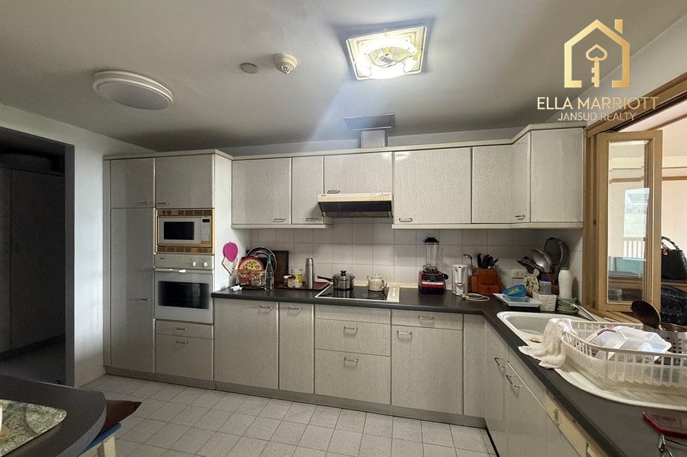 "Luxury Bangkok Condo: Modern 3-Bed, 4-Bath Oasis" 7
