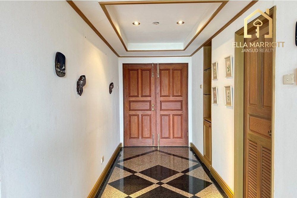 "Luxury Bangkok Condo: Modern 3-Bed, 4-Bath Oasis" 8