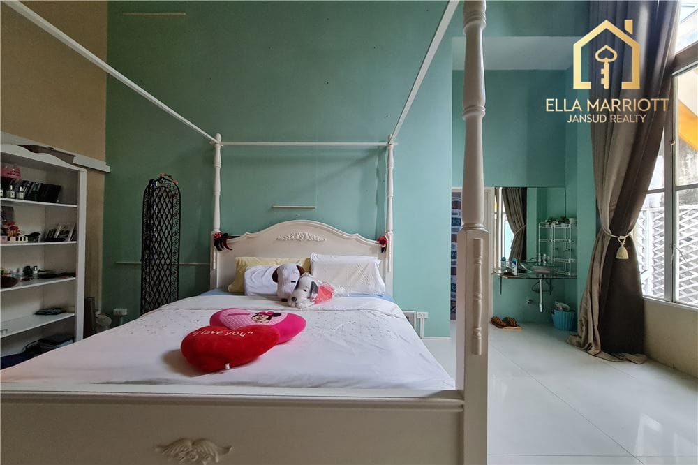 For sale special townhouse 3+1 bedrooms in Baan Klang Krung Thonglor 11