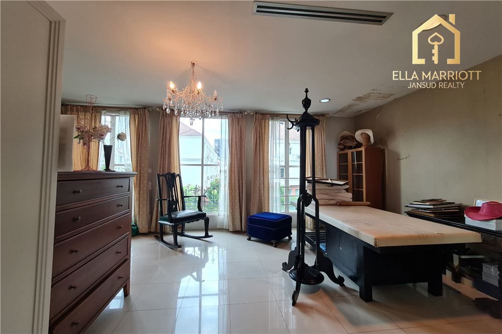 For sale special townhouse 3+1 bedrooms in Baan Klang Krung Thonglor 14