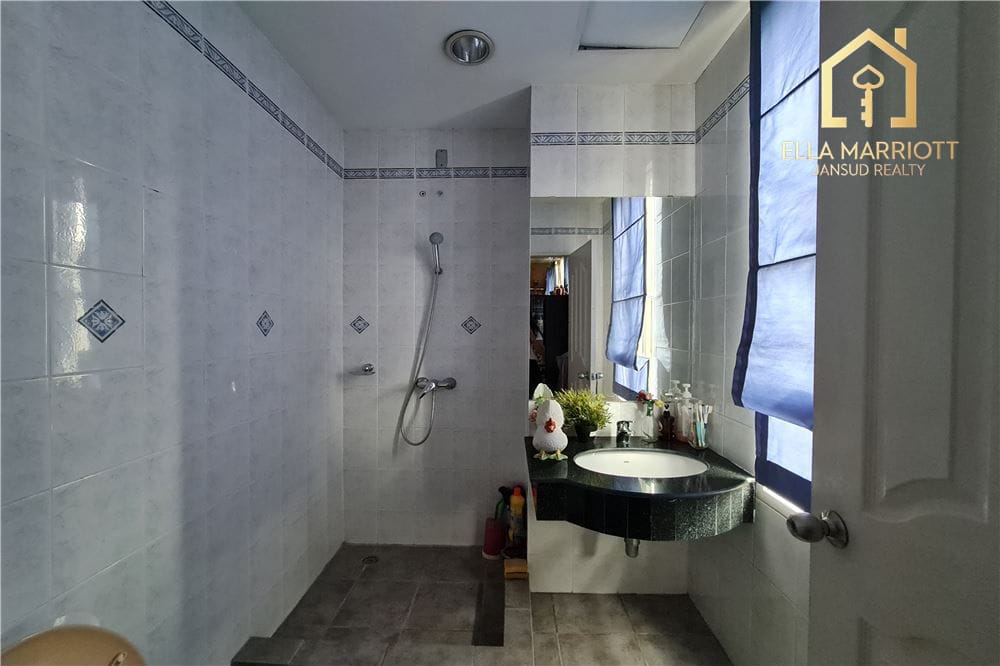 For sale special townhouse 3+1 bedrooms in Baan Klang Krung Thonglor 15