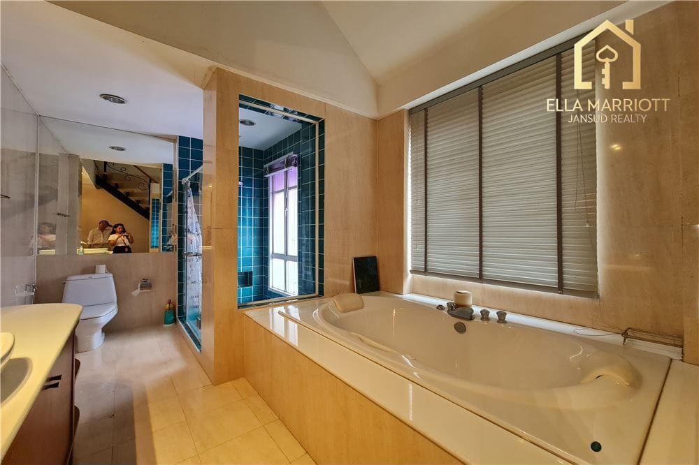 For sale special townhouse 3+1 bedrooms in Baan Klang Krung Thonglor 18