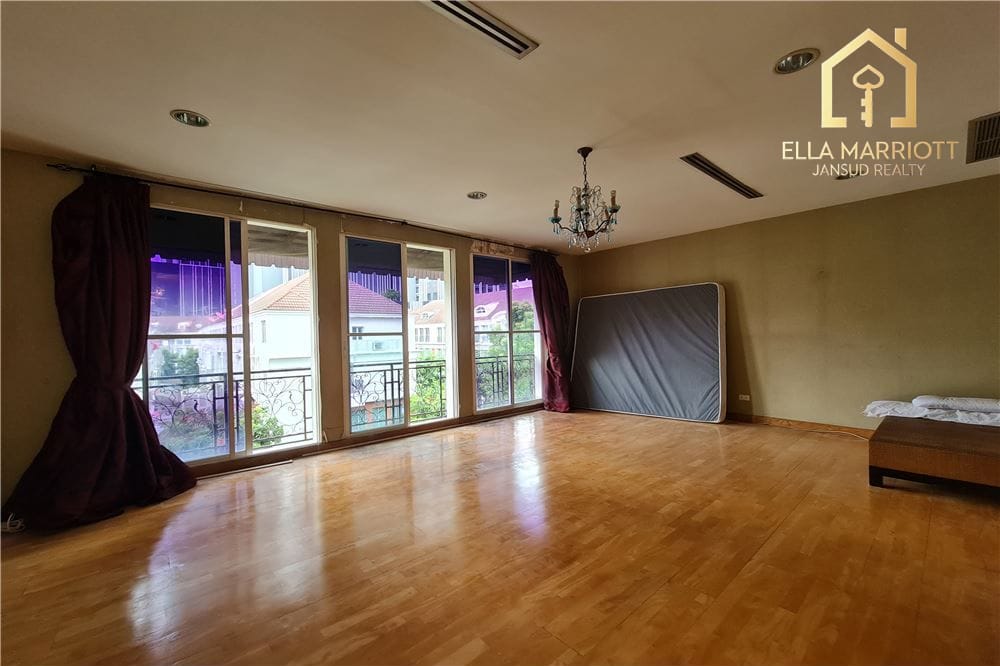 For sale special townhouse 3+1 bedrooms in Baan Klang Krung Thonglor 19