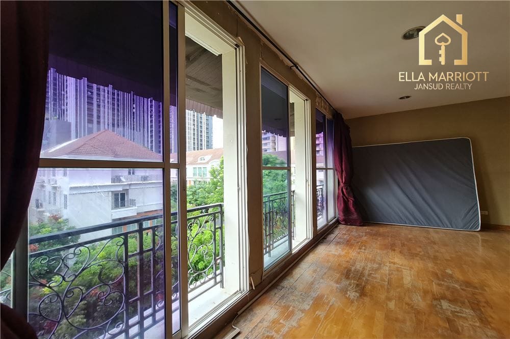 For sale special townhouse 3+1 bedrooms in Baan Klang Krung Thonglor 20