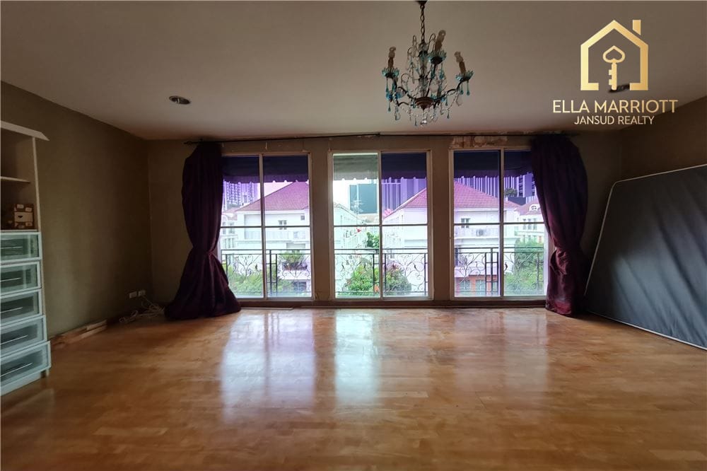 For sale special townhouse 3+1 bedrooms in Baan Klang Krung Thonglor 21