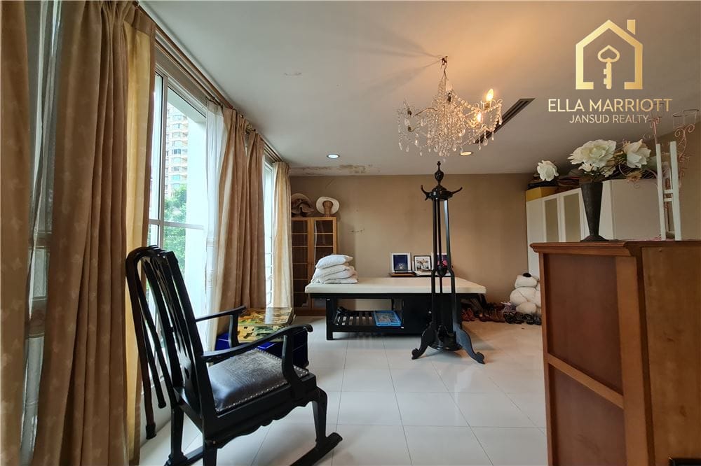For sale special townhouse 3+1 bedrooms in Baan Klang Krung Thonglor 23