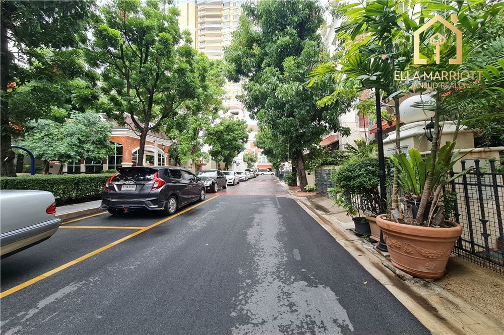 For sale special townhouse 3+1 bedrooms in Baan Klang Krung Thonglor 25