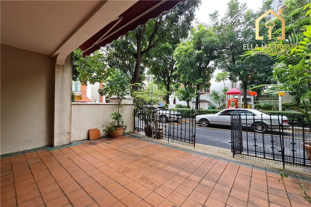 For sale special townhouse 3+1 bedrooms in Baan Klang Krung Thonglor 26