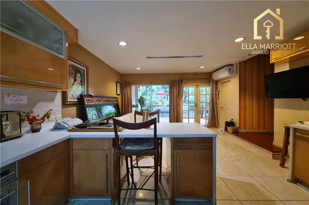 For sale special townhouse 3+1 bedrooms in Baan Klang Krung Thonglor 5