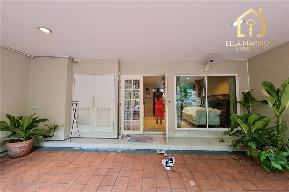 For sale special townhouse 3+1 bedrooms in Baan Klang Krung Thonglor 7