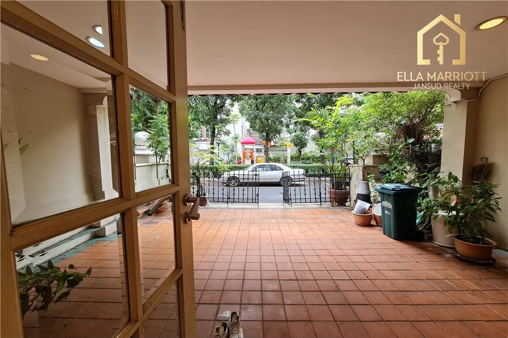 For sale special townhouse 3+1 bedrooms in Baan Klang Krung Thonglor 8
