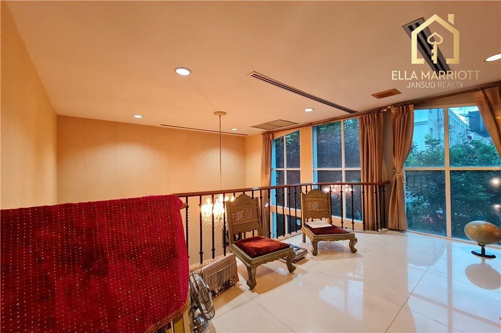 For sale special townhouse 3+1 bedrooms in Baan Klang Krung Thonglor 9