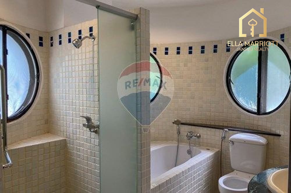 2-Bedroom Condo at Wireless Road near Phloen Chit BTS 11