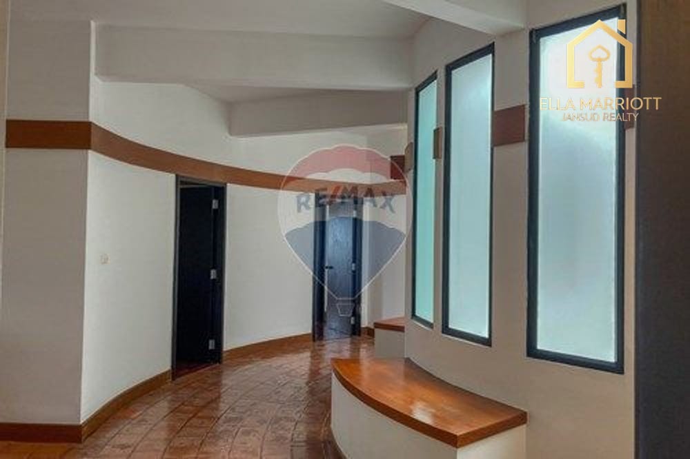 2-Bedroom Condo at Wireless Road near Phloen Chit BTS 6