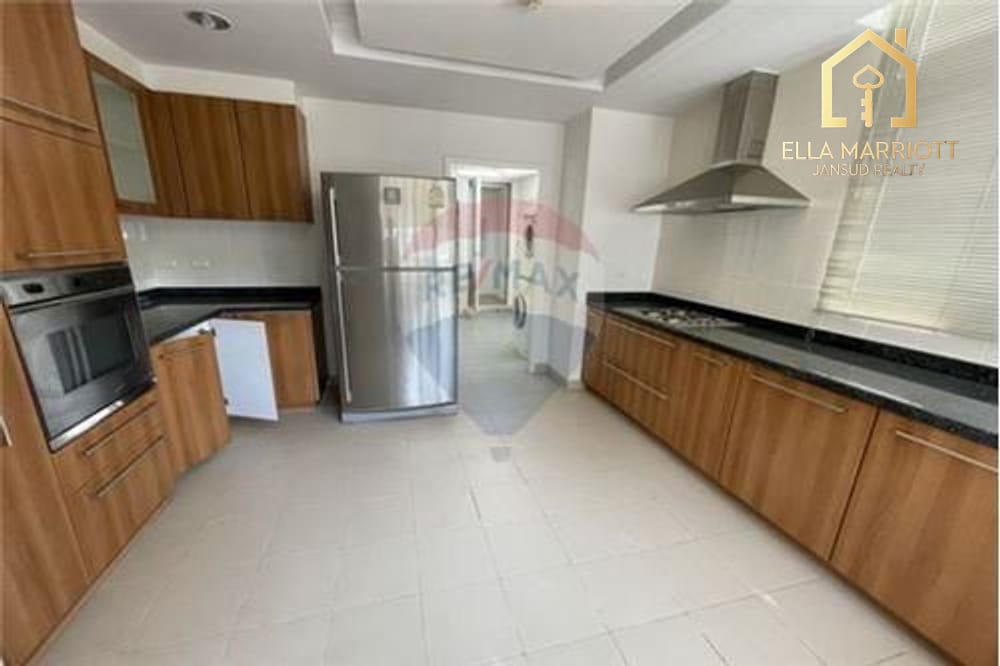 Spacious 3 Bedroom Pet-Friendly Apartment  Sukhumvit in Sukhumvit 23 5