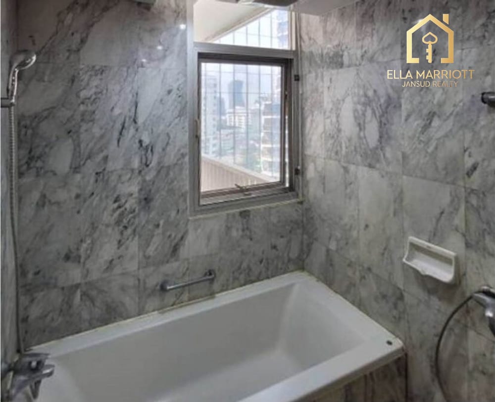 Spacious 3 Bedroom Pet-Friendly Apartment  Sukhumvit in Sukhumvit 23 8
