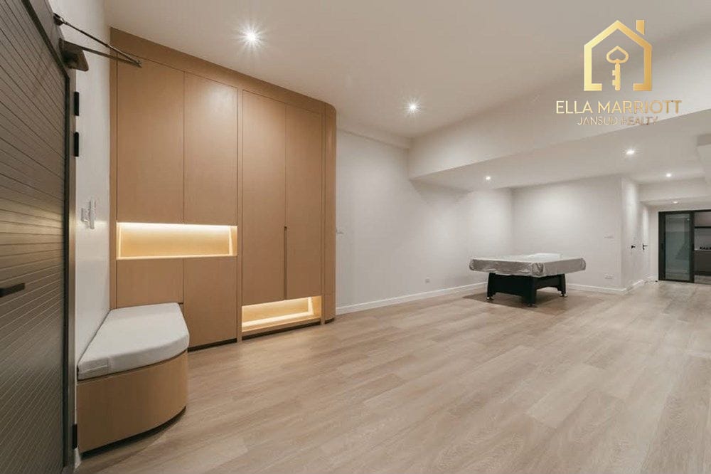5-Bedroom Townhouse in Phra Khanong 12