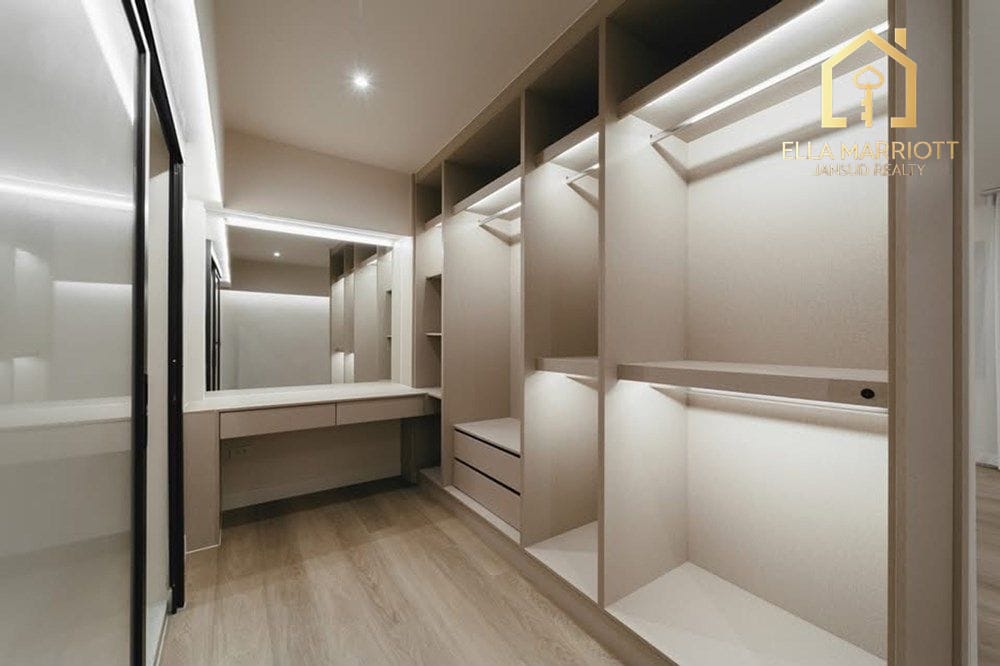 5-Bedroom Townhouse in Phra Khanong 20