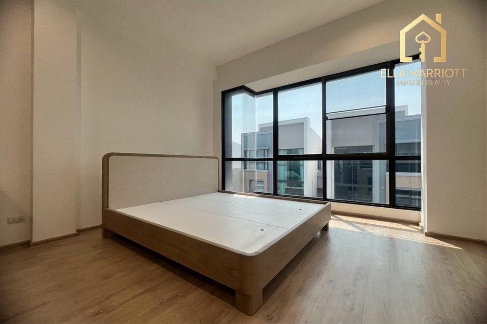 Modern Townhouse Gem in Vibrant Suan Luang 13