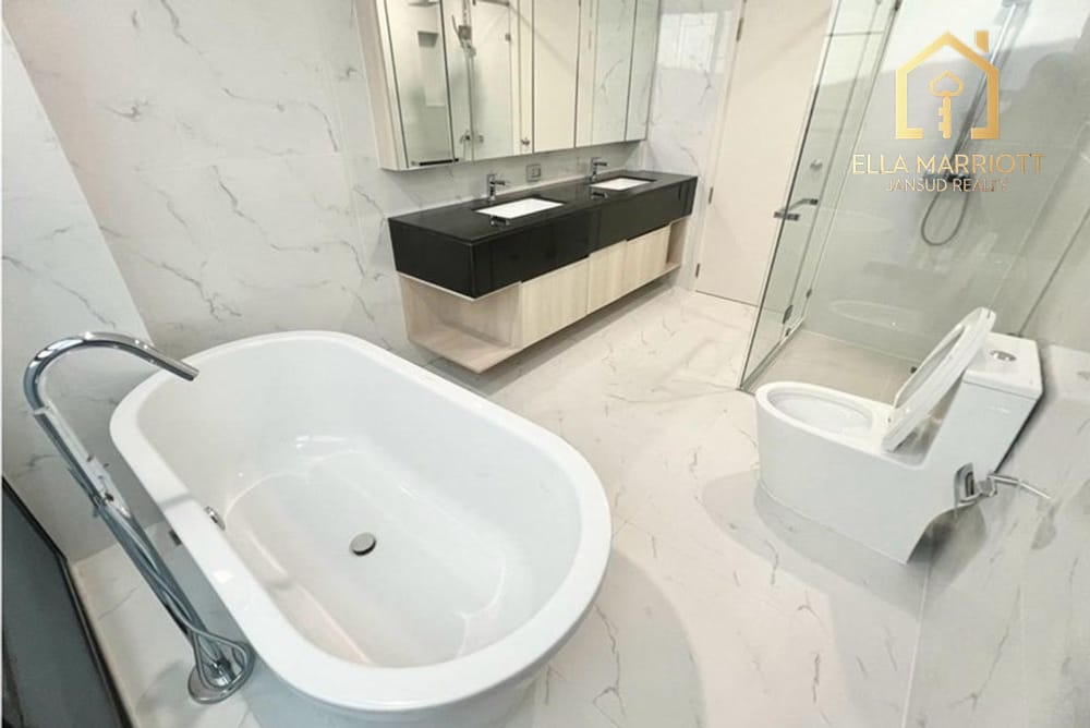 Modern Townhouse Gem in Vibrant Suan Luang 16