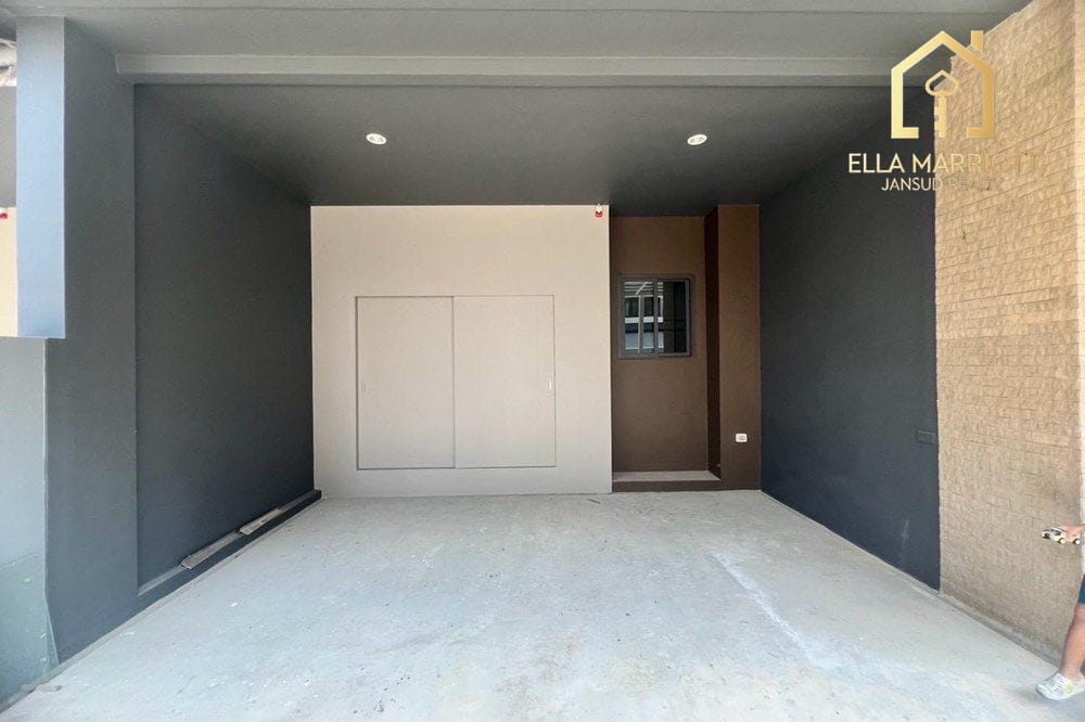 Modern Townhouse Gem in Vibrant Suan Luang 17