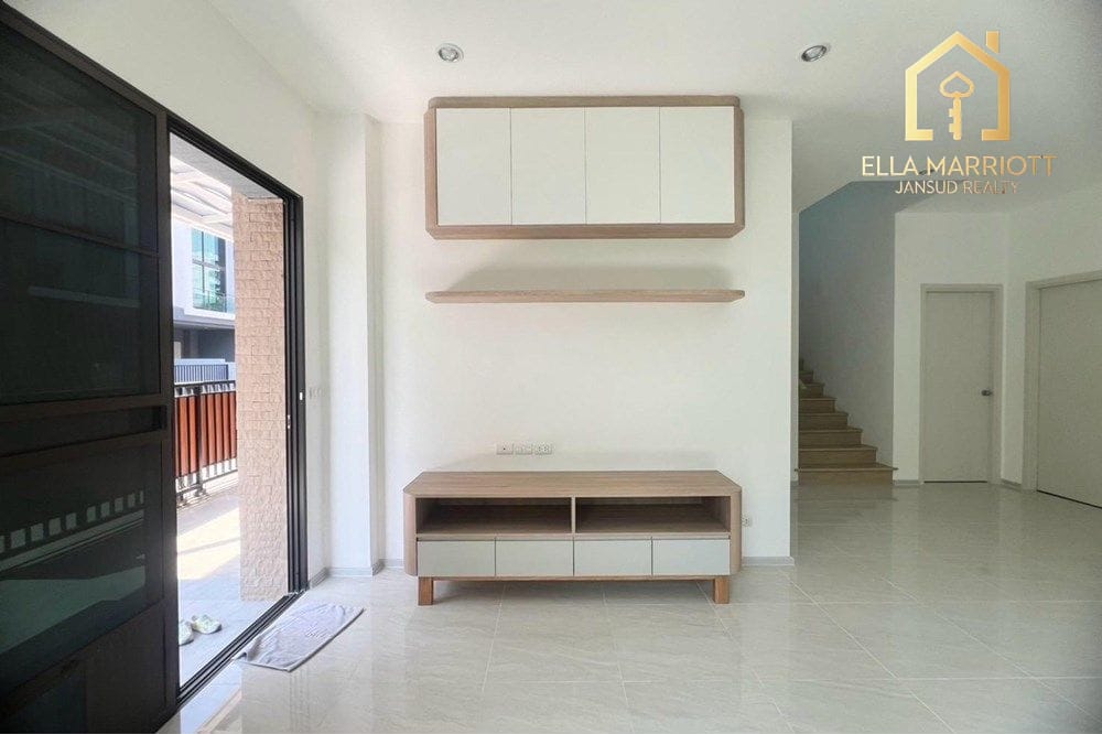 Modern Townhouse Gem in Vibrant Suan Luang 2