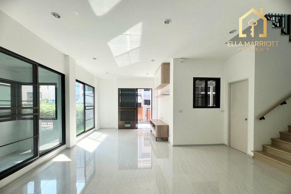 Modern Townhouse Gem in Vibrant Suan Luang 3