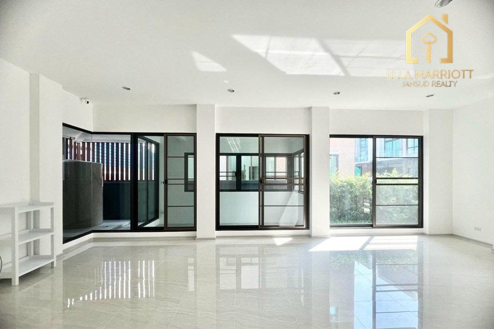 Modern Townhouse Gem in Vibrant Suan Luang 4