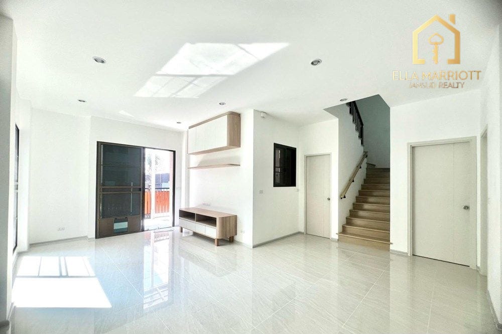 Modern Townhouse Gem in Vibrant Suan Luang 5