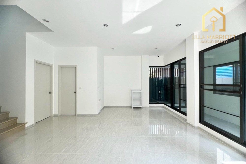 Modern Townhouse Gem in Vibrant Suan Luang 6