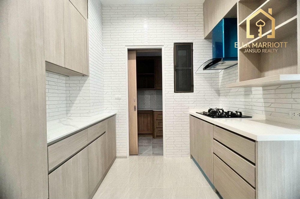 Modern Townhouse Gem in Vibrant Suan Luang 7