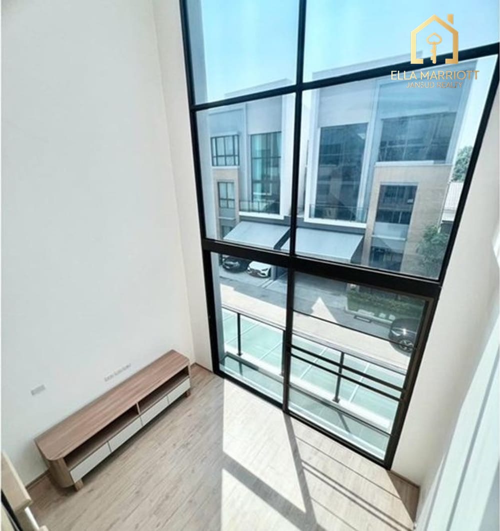 Modern Townhouse Gem in Vibrant Suan Luang 9