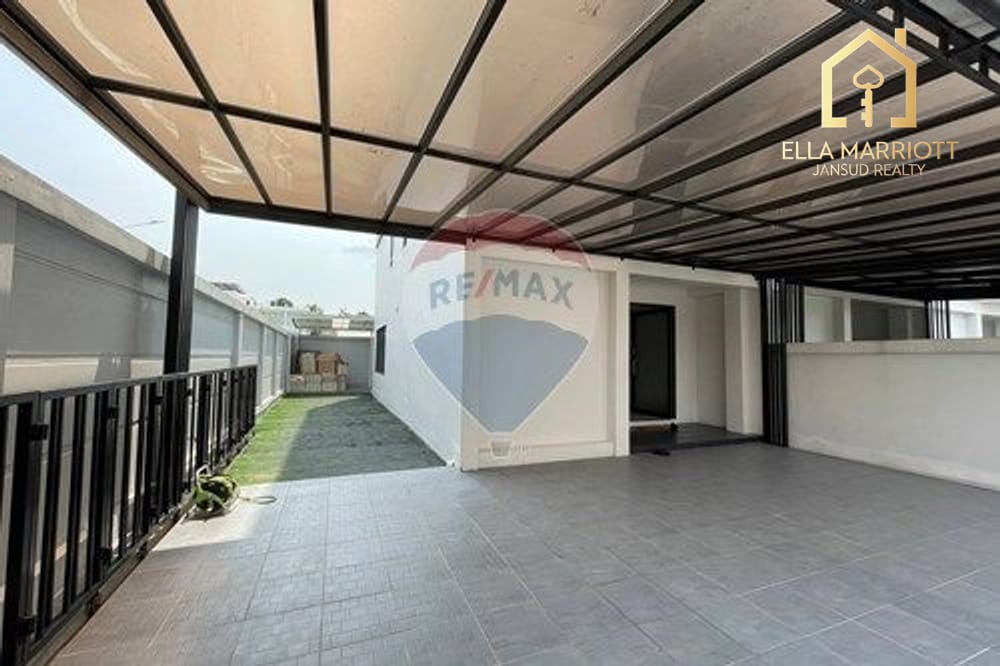 3-Bedroom Townhouse in Prime Locale, Bangkok 2