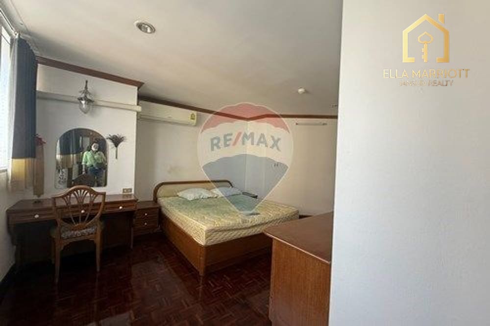 "Spacious Urban Luxury Corner room" 13
