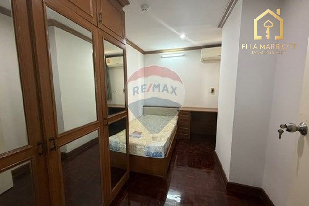 "Spacious Urban Luxury Corner room" 15