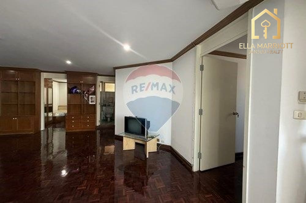 "Spacious Urban Luxury Corner room" 2