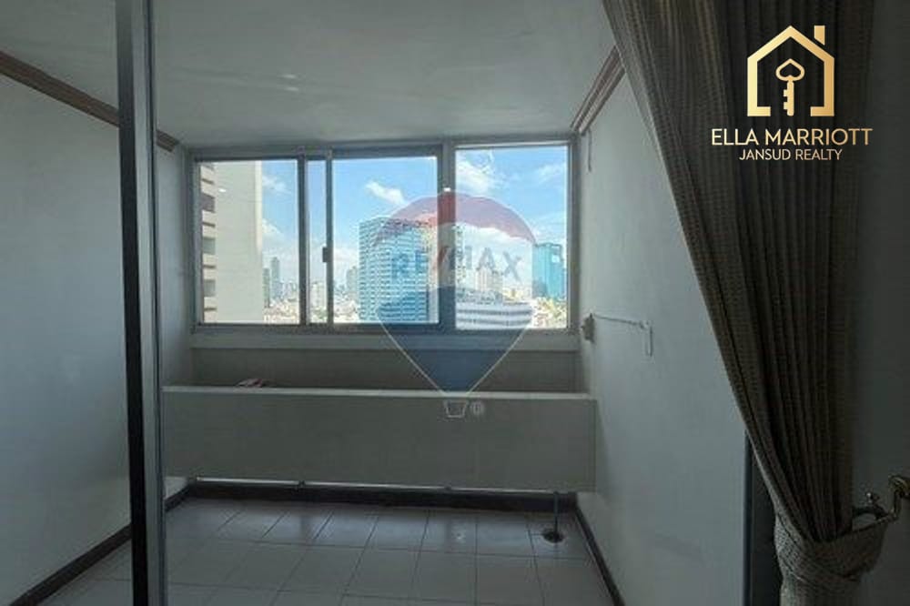 "Spacious Urban Luxury Corner room" 8