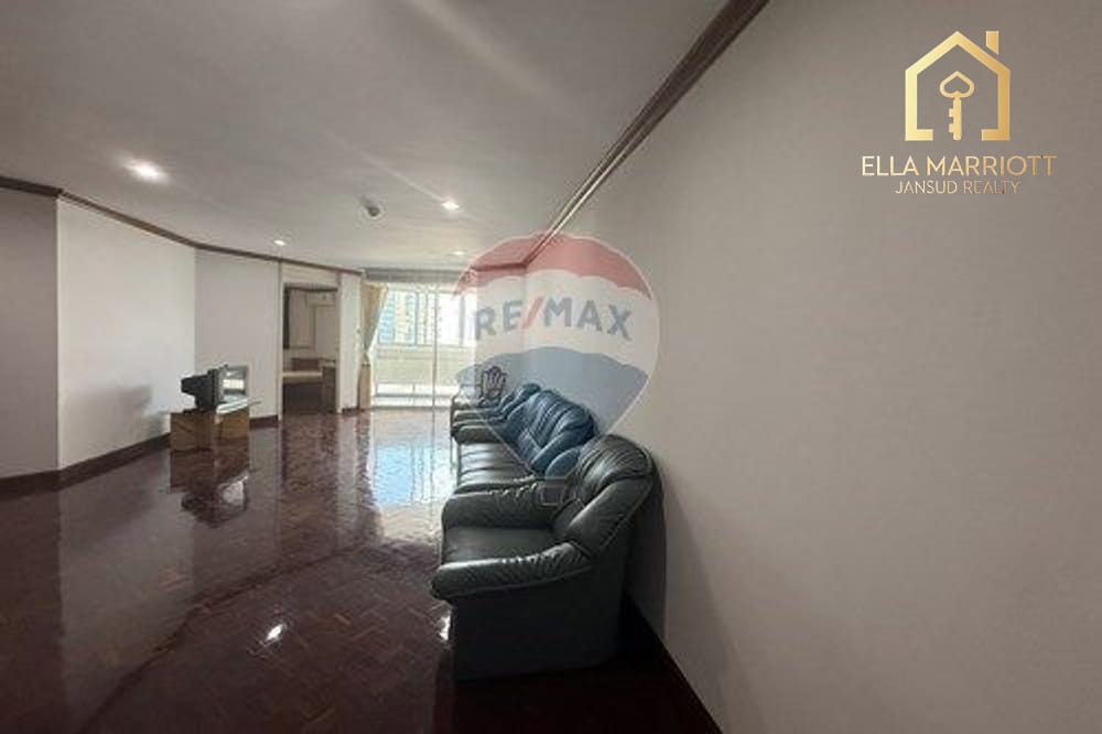 "Spacious Urban Luxury Corner room" 9