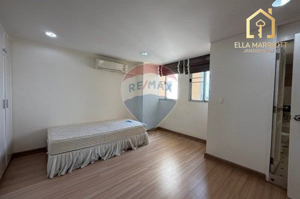 Stylish 3-Bed Condo in Watthana's Heart! 10