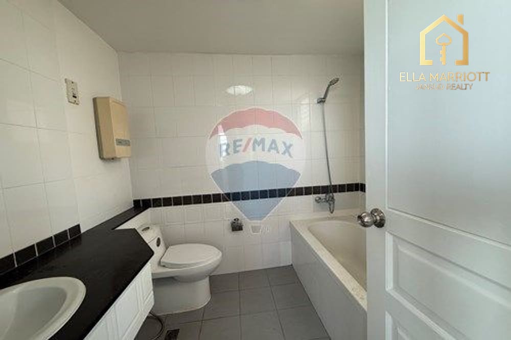 Stylish 3-Bed Condo in Watthana's Heart! 11