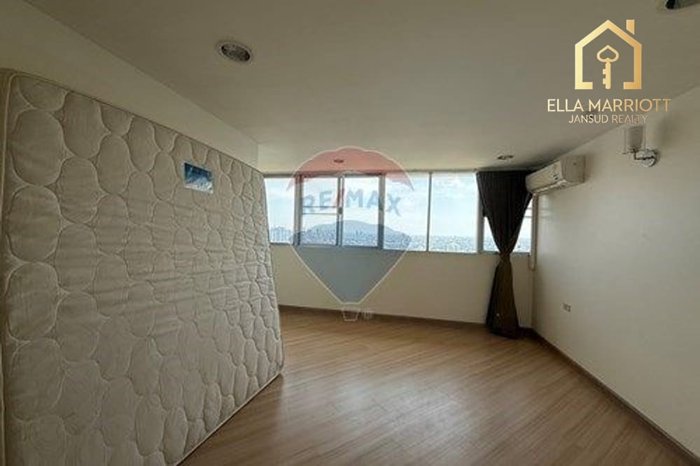 Stylish 3-Bed Condo in Watthana's Heart! 5