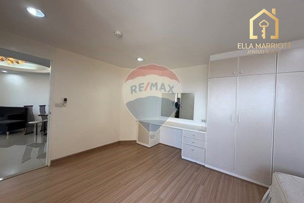 Stylish 3-Bed Condo in Watthana's Heart! 9