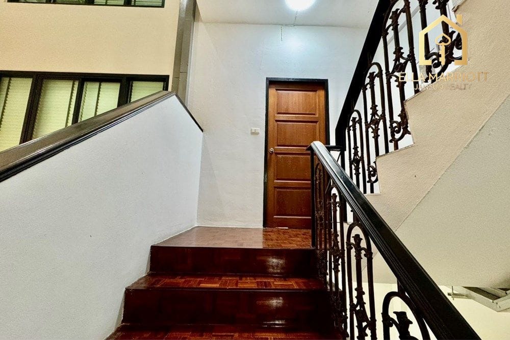 "Prime Bangkok Townhouse: Space & Potential!" 10