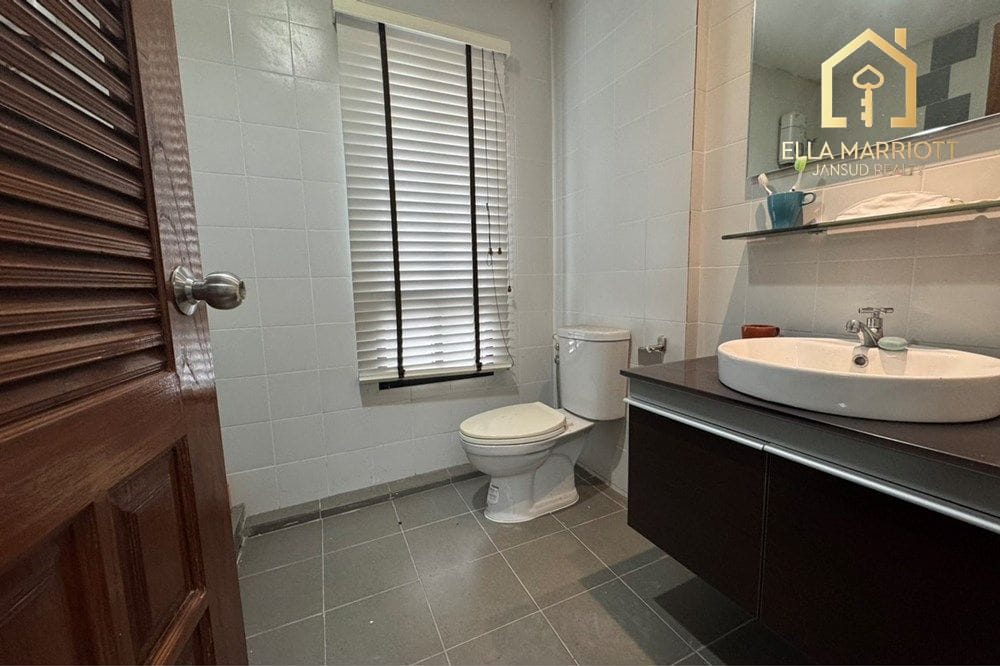 "Prime Bangkok Townhouse: Space & Potential!" 11