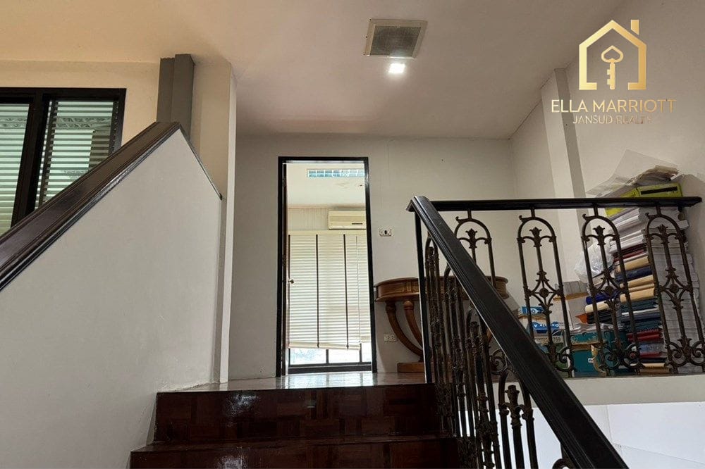 "Prime Bangkok Townhouse: Space & Potential!" 12
