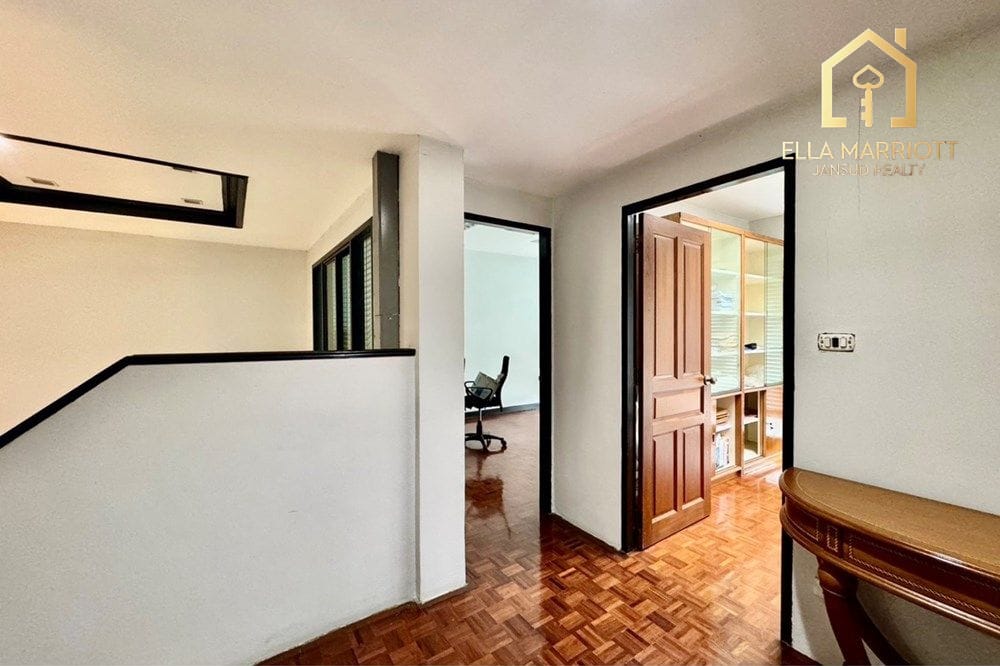 "Prime Bangkok Townhouse: Space & Potential!" 13